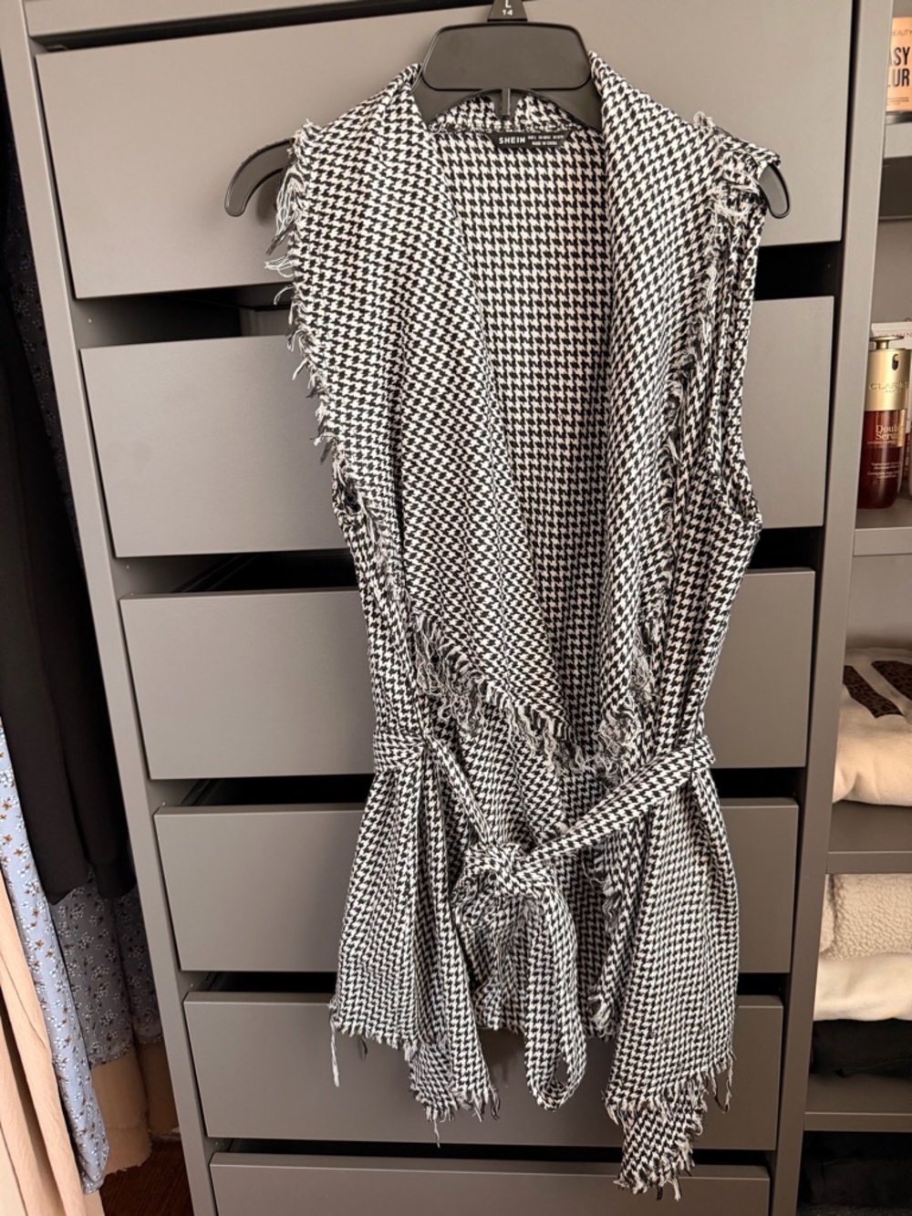 SHEIN Black and White Houndstooth Knit Vest